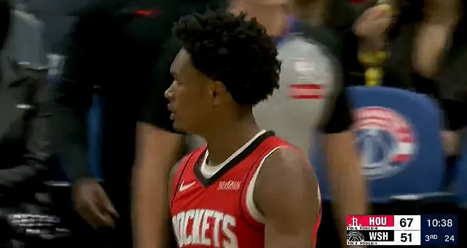 体育app-奇才下半场连续出现失误，伊森、阿门分别暴扣火箭领先16分