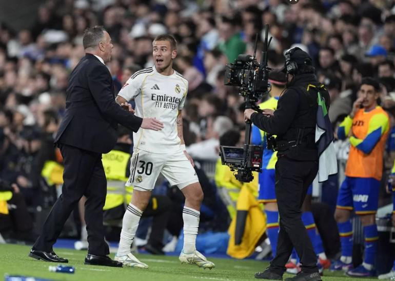 赛事直播-每体：赫伊森与马斯坦托诺遭伯纳乌狂嘘，皇马球迷耐心已耗尽