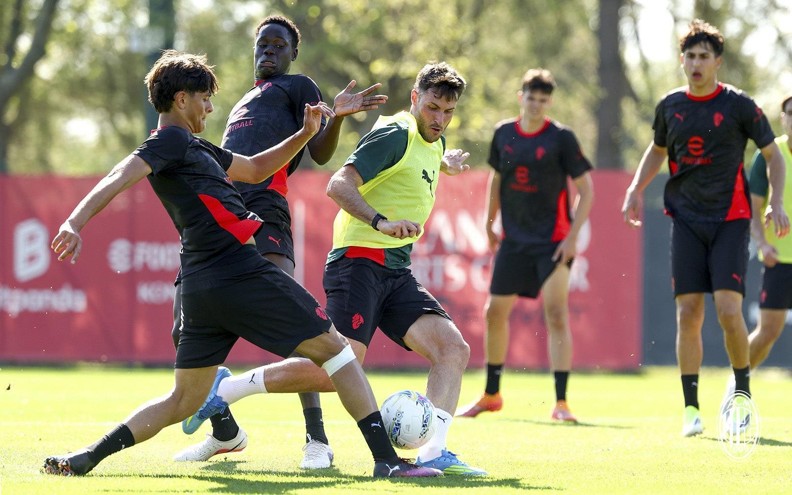 体育app-跟队记者：米兰部分球员和预备队进行了一场训练赛